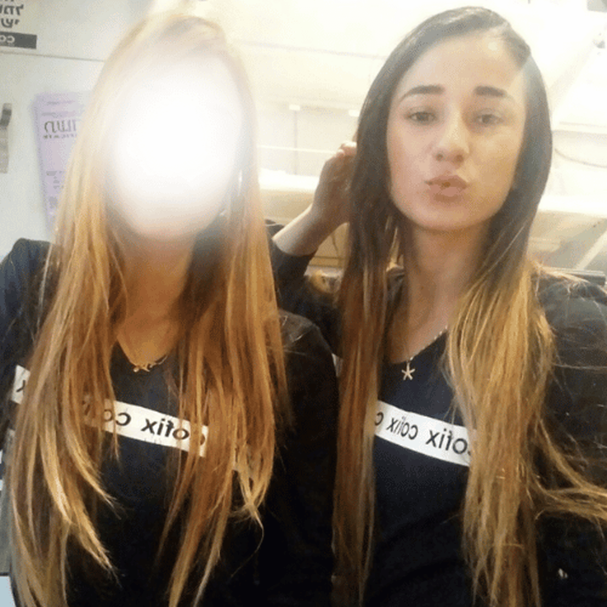 טל עם חברה במשמרת בקופיקס